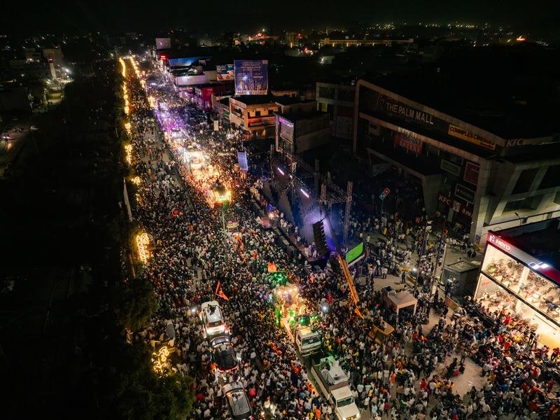 शोभायात्रा के मार्ग पर सजी सड़क और जनसमूह