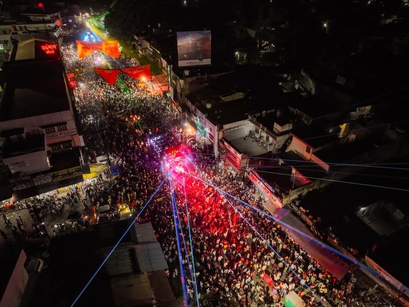 रात्रि में प्रकाशित आयोजन स्थल का विहंगम दृश्य
